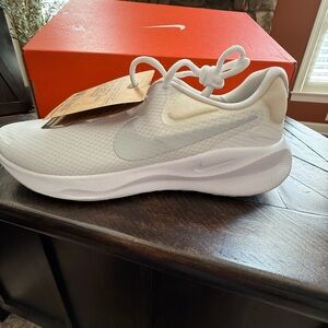 Nike Revolution 7 - White and Platinum